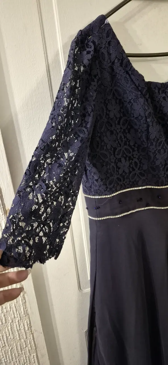Vestido de noche largo azul con encaje y detalles brillantes - 4