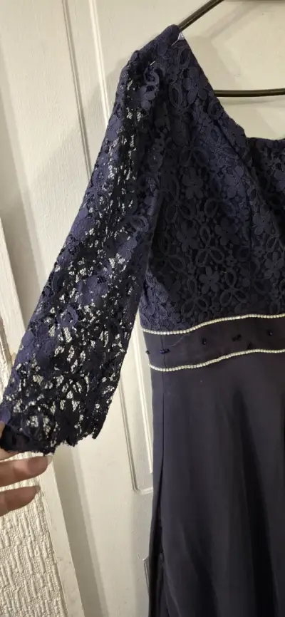 Vestido de noche largo azul con encaje y detalles brillantes - miniatura 4