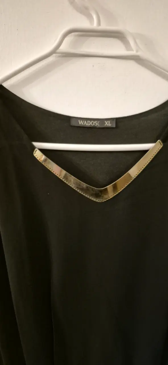 Vestido negro elegante Wados con detalle dorado