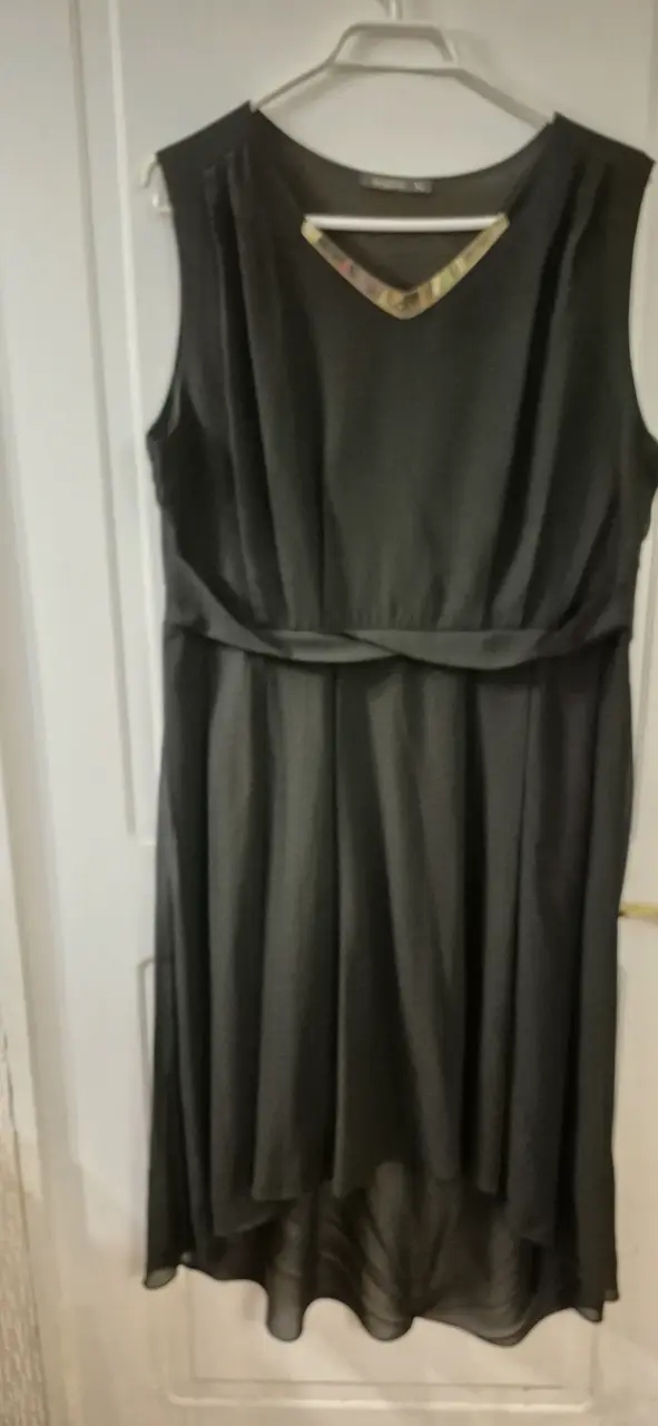 Vestido negro elegante Wados con detalle dorado - 2