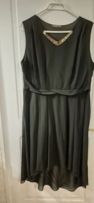 Vestido negro elegante Wados con detalle dorado - miniatura 2