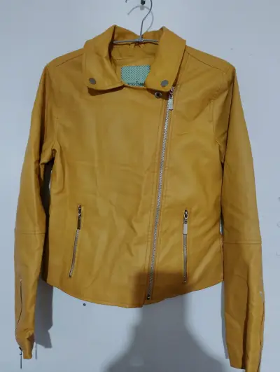 Chaqueta de cuero sintético amarilla para mujer - miniatura 2