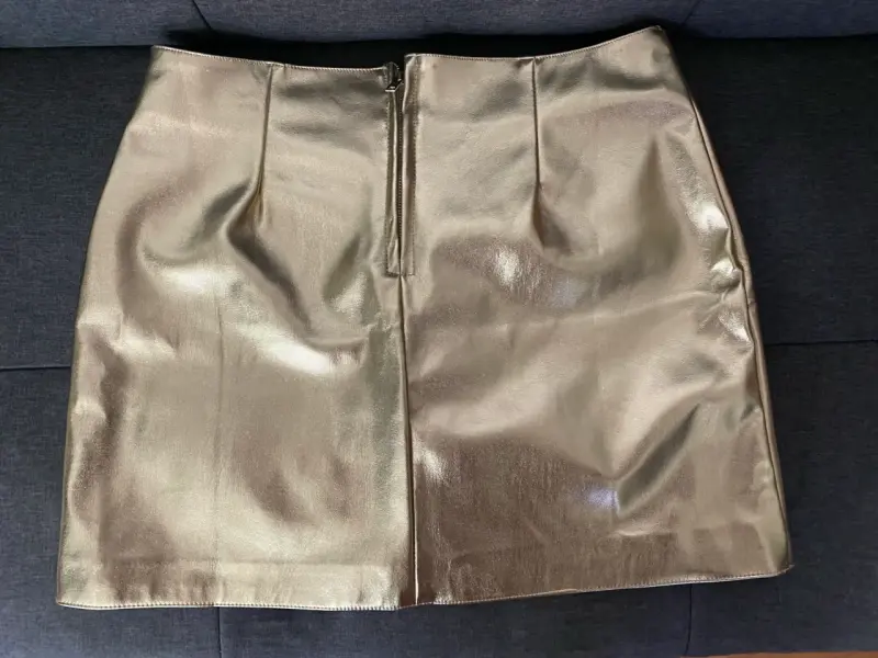 Falda corta dorada metálica para mujer - 2