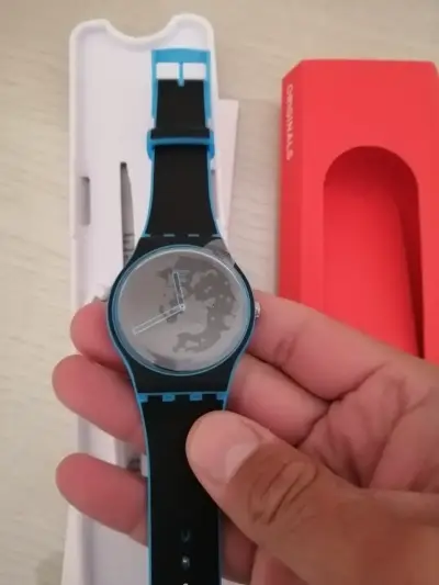 Reloj Swatch , azul y negro, calendario, NUEVO - miniatura 1
