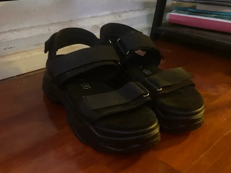 Sandalias / Chalas negras con plataforma - 1