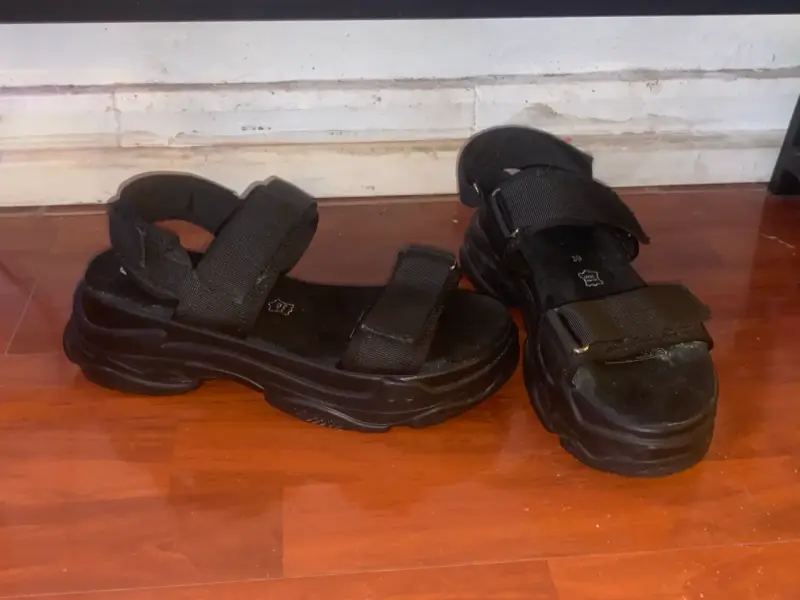 Sandalias / Chalas negras con plataforma - 2