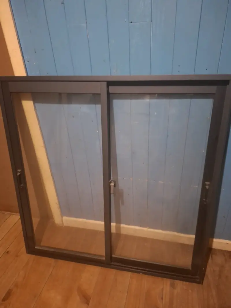Ventana corredera de aluminio gris