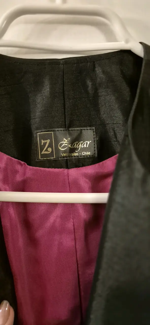 Tapado negro en tela satinada elegante marca Zagar