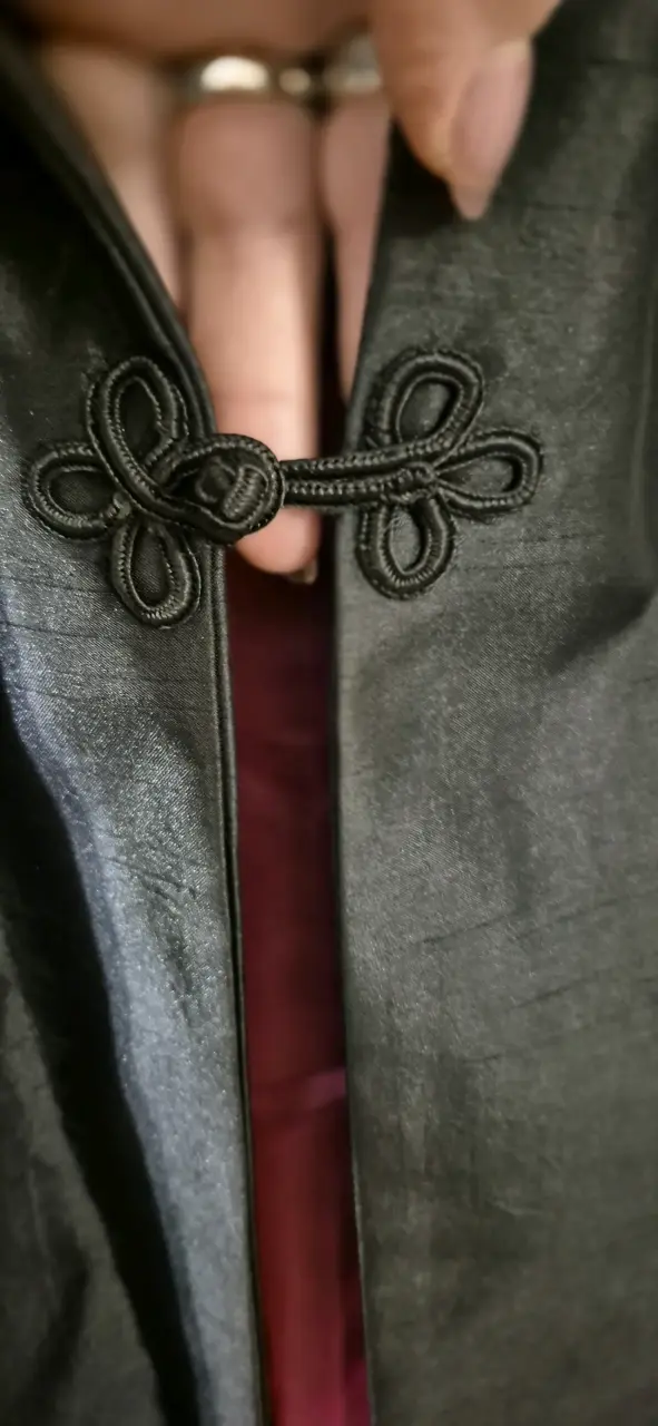 Tapado negro en tela satinada elegante marca Zagar - 2