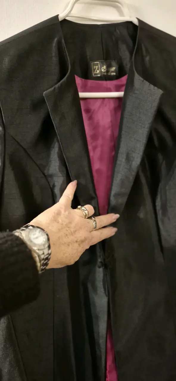 Tapado negro en tela satinada elegante marca Zagar - 3