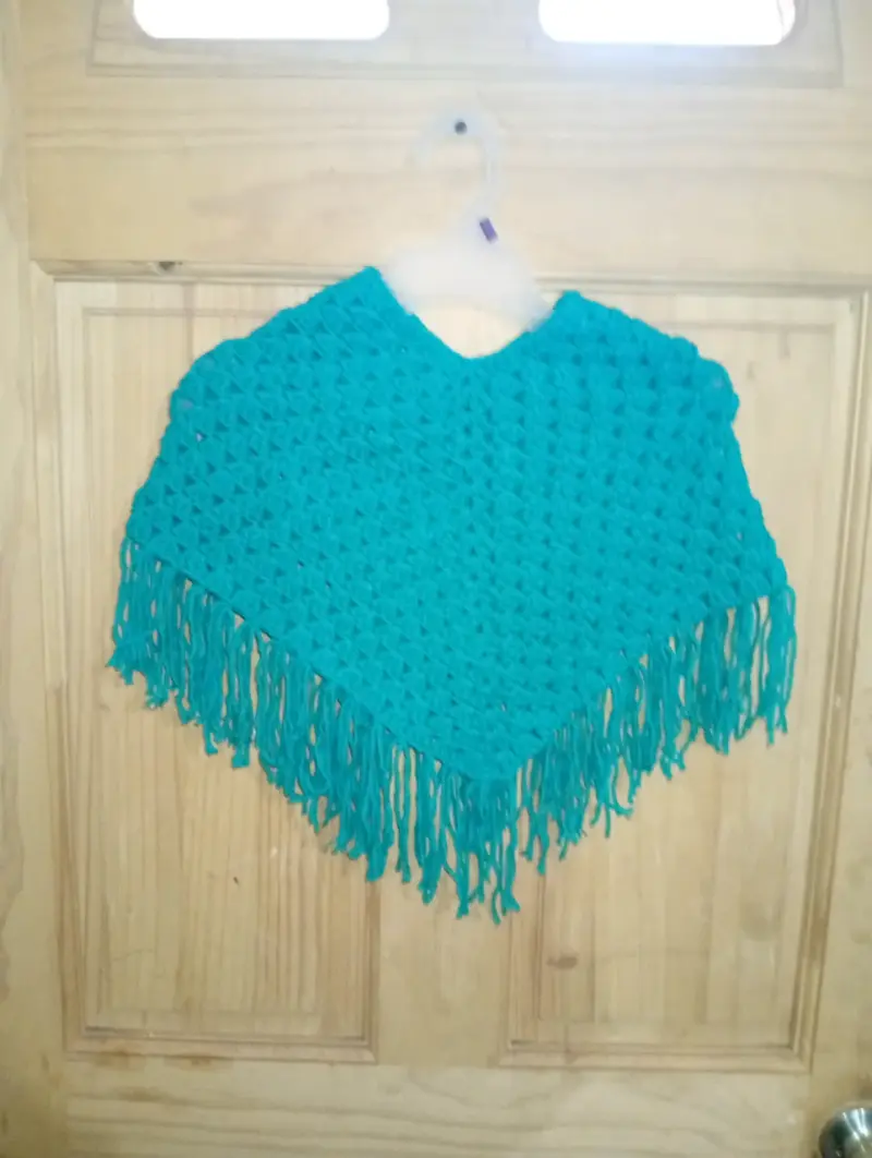 Poncho tejido a mano en varios colores - 1