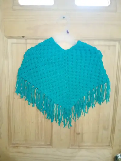 Poncho tejido a mano en varios colores - miniatura 1