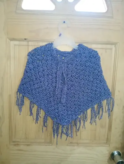 Poncho tejido a mano en varios colores - miniatura 2