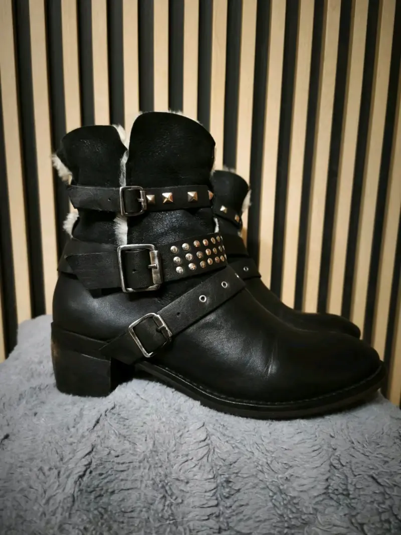 Botines de cuero negro con hebillas y tachuelas