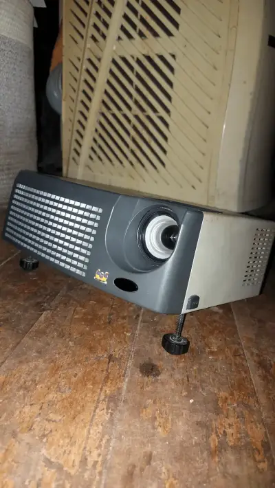 Proyector multimedia con ajuste de altura - miniatura 1