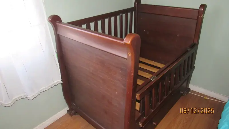 Cuna de madera con ruedas y cajón más colchón . - 1