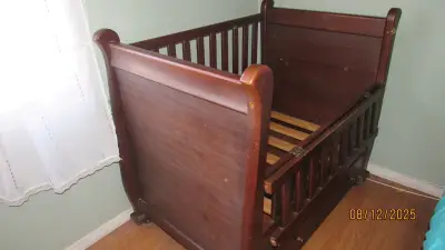 Cuna de madera con ruedas y cajón más colchón . - miniatura 1