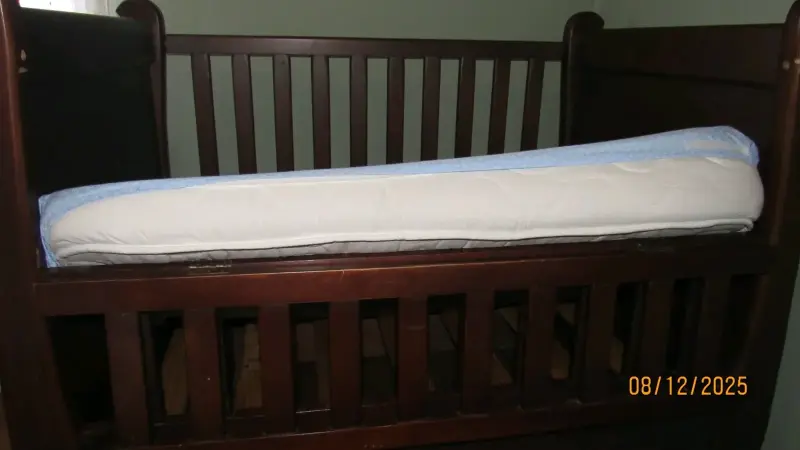 Cuna de madera con ruedas y cajón más colchón . - 2