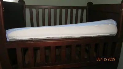 Cuna de madera con ruedas y cajón más colchón . - miniatura 2