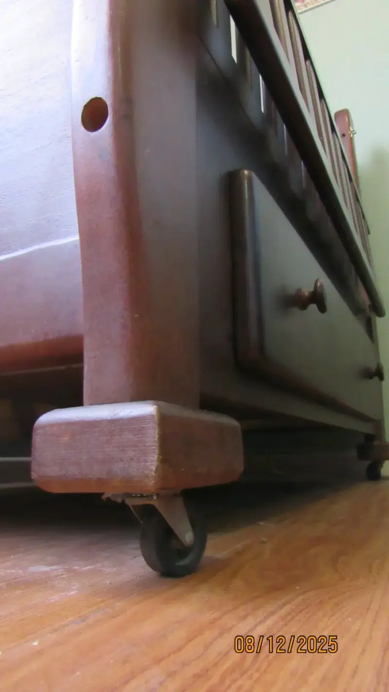 Cuna de madera con ruedas y cajón más colchón . - 3