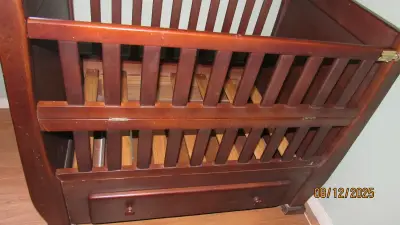 Cuna de madera con ruedas y cajón más colchón . - miniatura 4