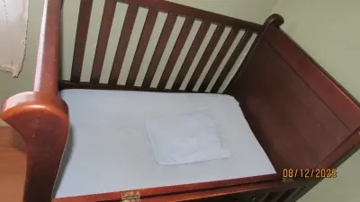 Cuna de madera con ruedas y cajón más colchón . - miniatura 5