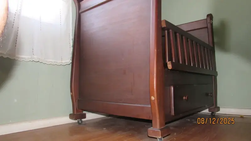 Cuna de madera con ruedas y cajón más colchón . - 6