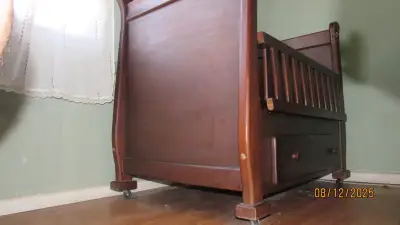 Cuna de madera con ruedas y cajón más colchón . - miniatura 6