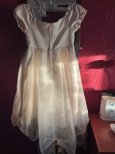 Vestido de ceremonia para niña en color marfil - miniatura 4