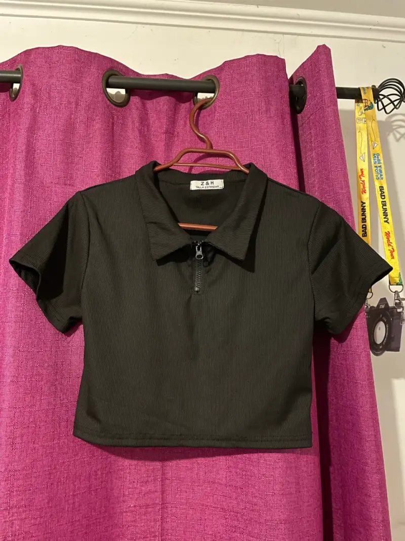 Polera negra con cierre y cuello polo Z&H