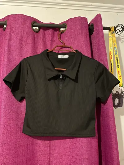 Polera negra con cierre y cuello polo Z&H - miniatura 1