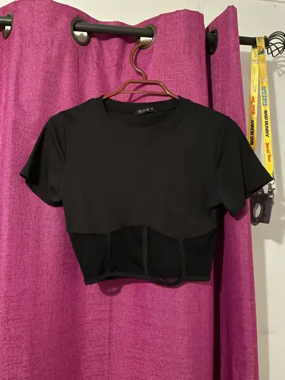 Polera negra con cierre y cuello polo Z&H - miniatura 2