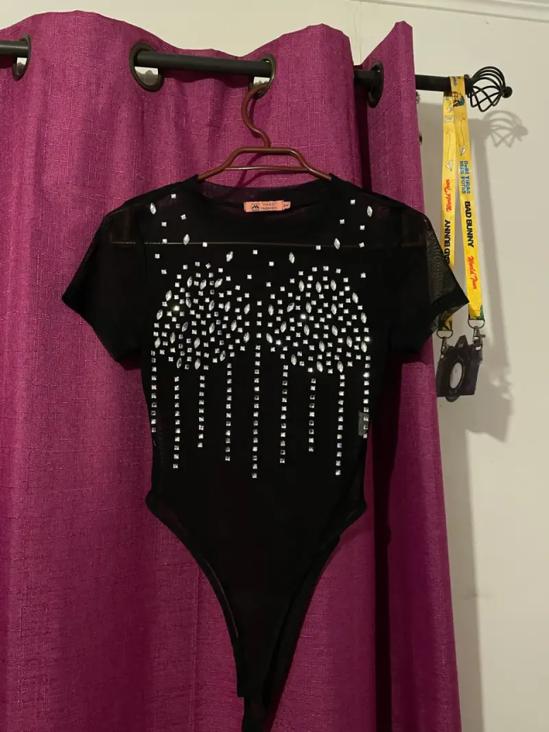 Polera negra con cierre y cuello polo Z&H - 3