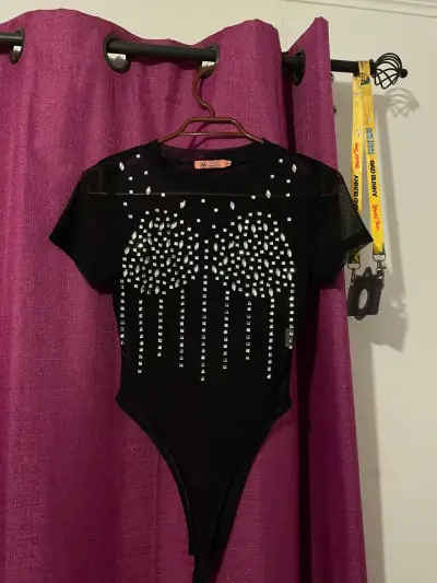 Polera negra con cierre y cuello polo Z&H - miniatura 3
