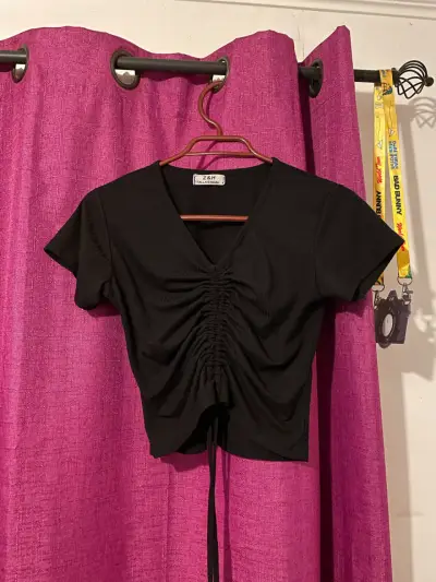 Polera negra con cierre y cuello polo Z&H - miniatura 4
