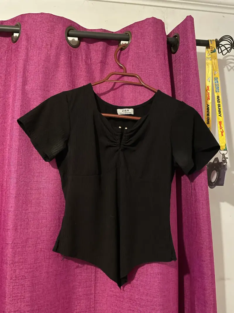 Polera negra con cierre y cuello polo Z&H - 5