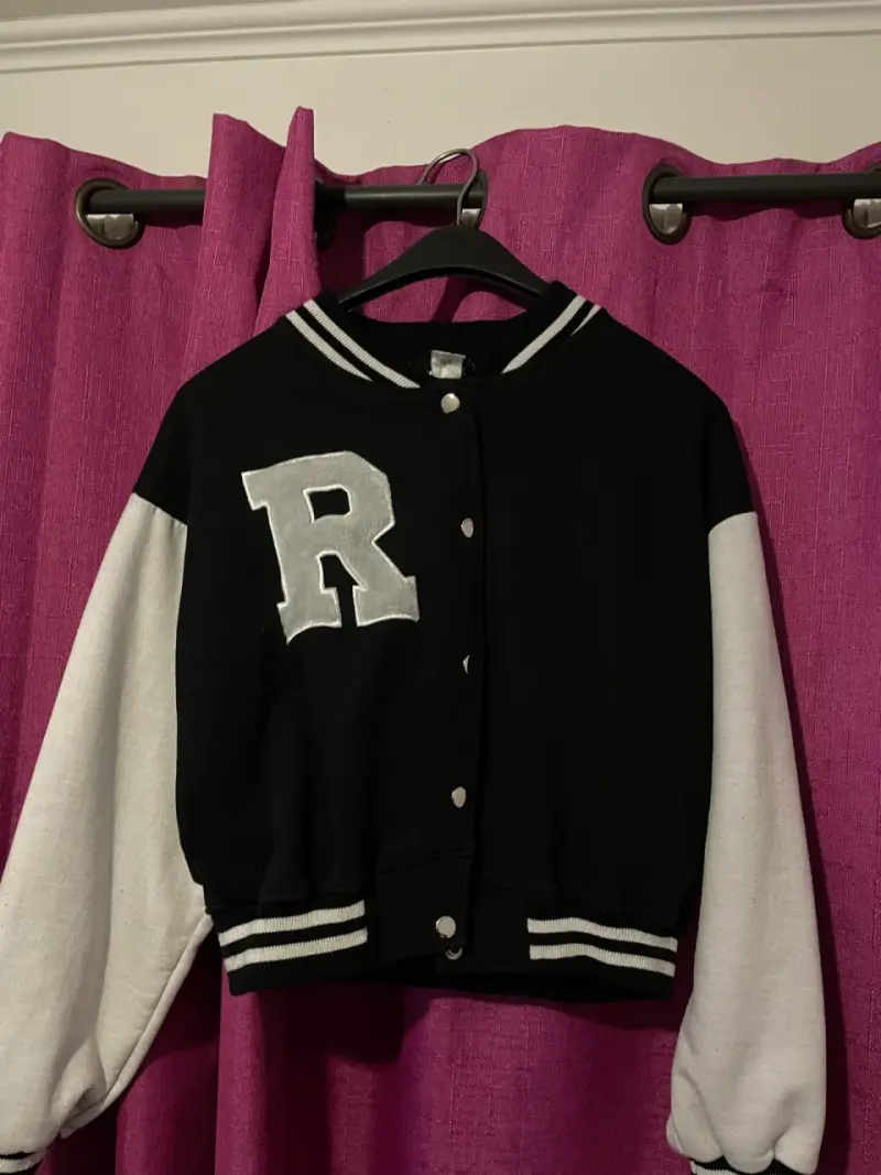 Chaqueta varsity negra con letra R