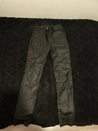 Pantalones de cuero sintético negro para mujer - miniatura 1