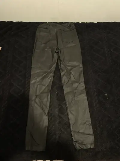 Pantalones de cuero sintético negro para mujer - miniatura 2