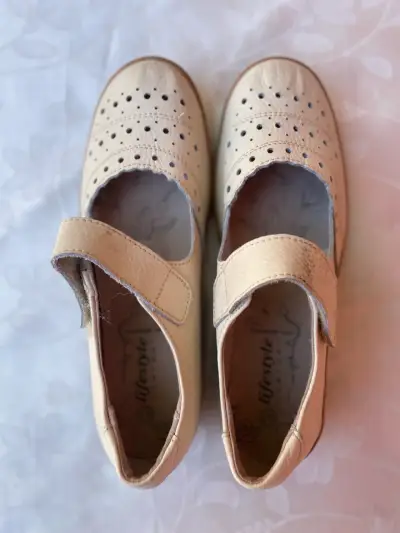 Zapatos de niña beige con velcro y diseño perforado - miniatura 1