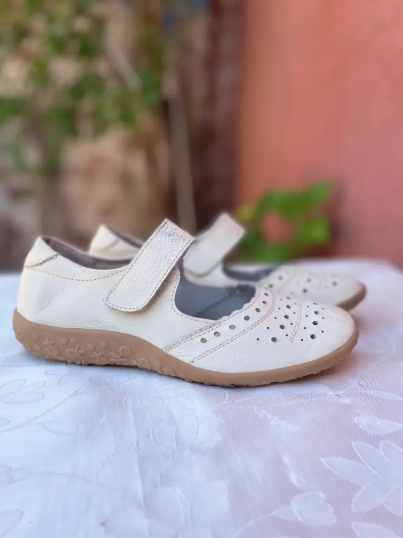 Zapatos de niña beige con velcro y diseño perforado - 2