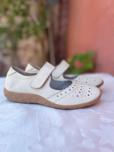 Zapatos de niña beige con velcro y diseño perforado - miniatura 2