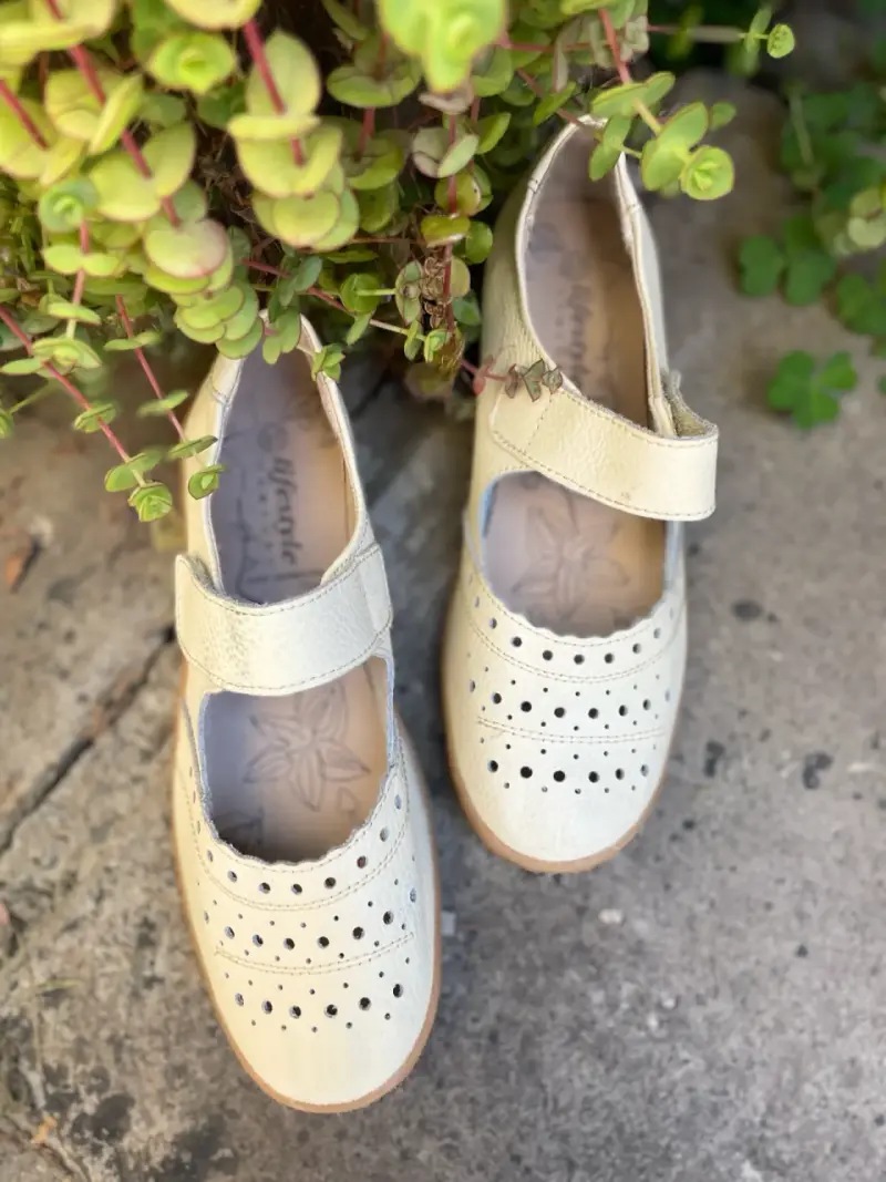 Zapatos de niña beige con velcro y diseño perforado - 3