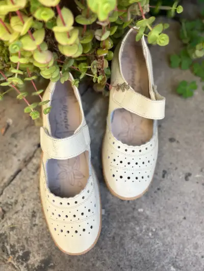 Zapatos de niña beige con velcro y diseño perforado - miniatura 3