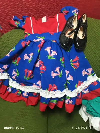 Vestido de niña con zapatos negros - miniatura 1