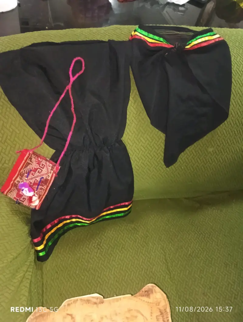Vestido de niña con zapatos negros - 2