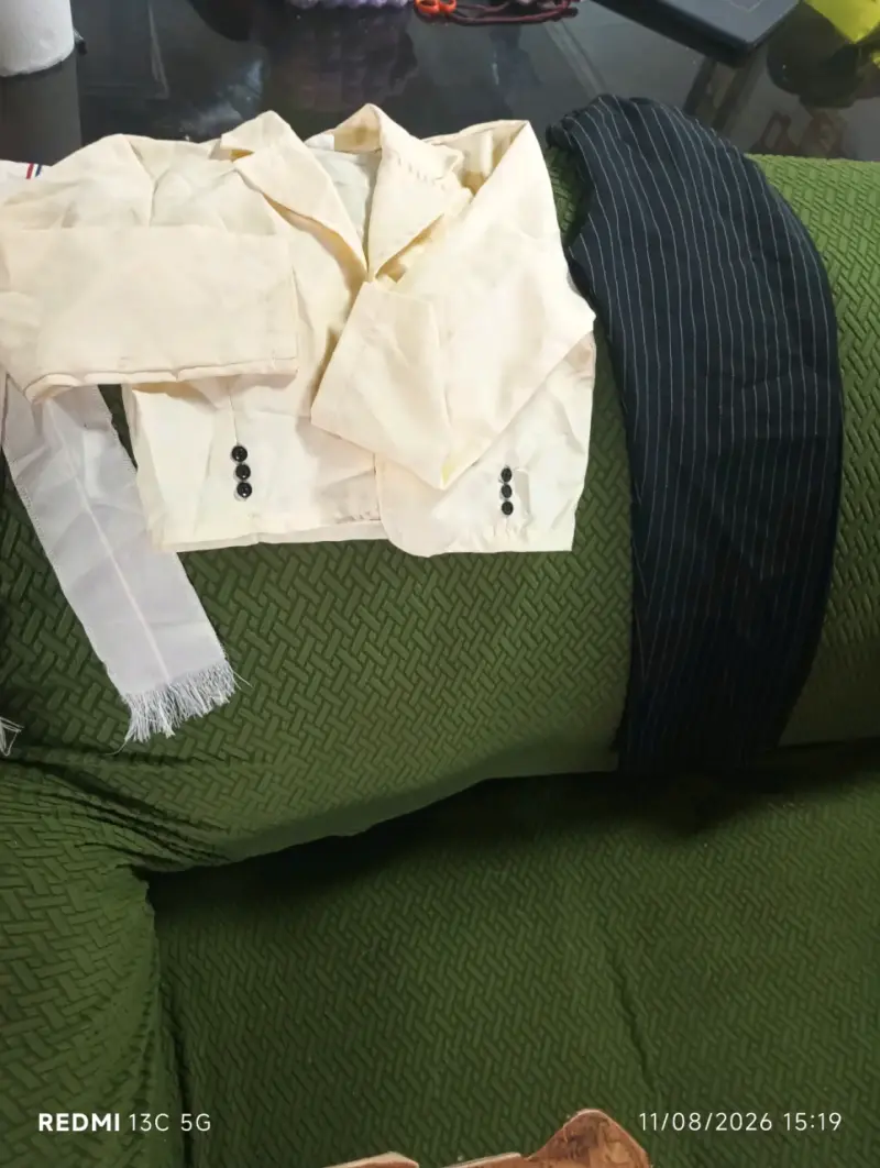 Vestido de niña con zapatos negros - 4