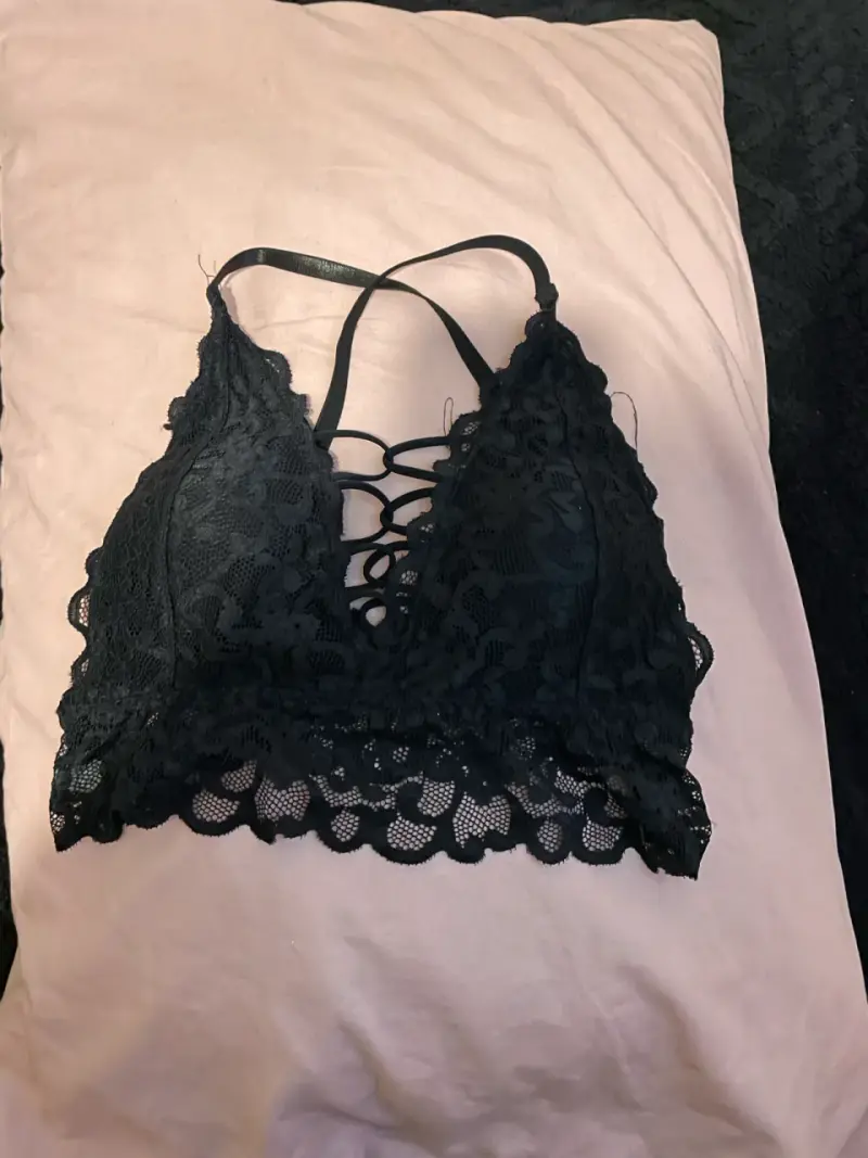 Bralette de encaje negro con diseño cruzado