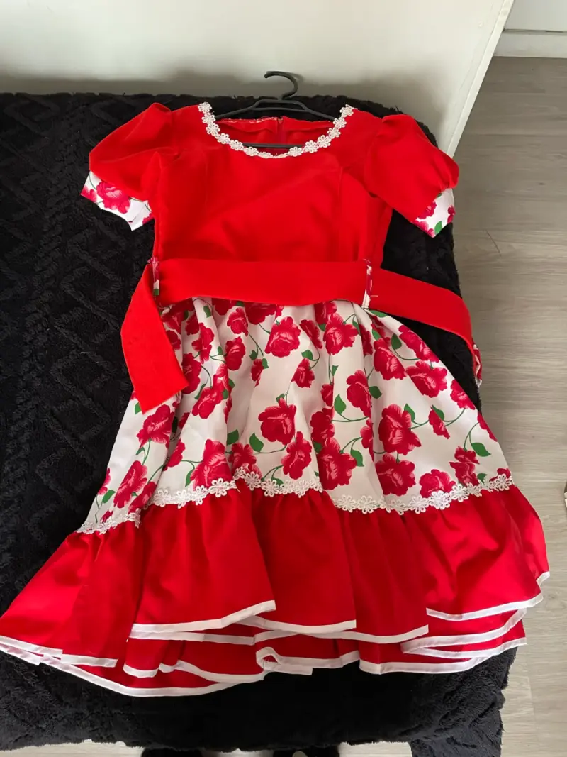 Vestido de fiesta rojo con flores y enagua