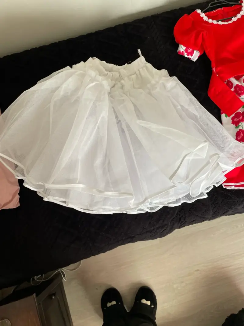 Vestido de fiesta rojo con flores y enagua - 2